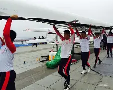 赛艇夜战：滇池飞鹰队读秒扳平闽南犀牛队，主帅临场妙招年轻人站出来了(2023年全国赛艇锦标赛)